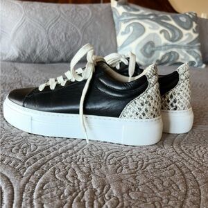 Clark’s Tansy Leather Sneakers w/Snakeskin Heel Accent - Sz 7